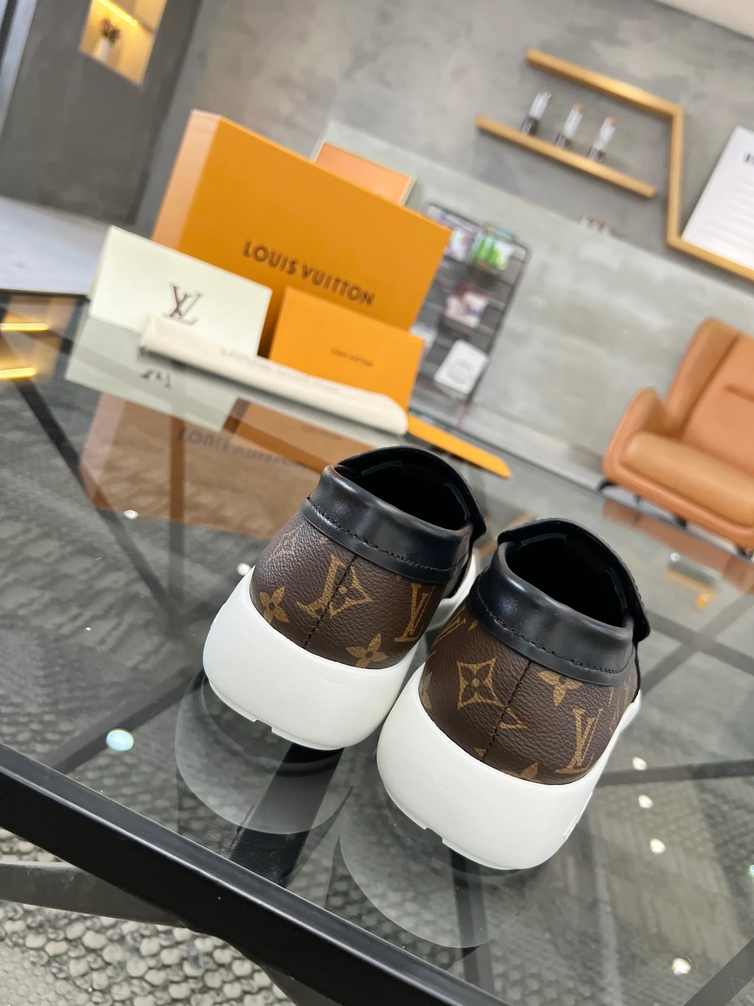 Factory price: 520💰 LV🔍Top purchasing agent🇮🇹 Road The most popular sneakers are available at the same time in the super popular sports shoe counters. The uppers are made of Italian original imported cowhide fabric. The classic and generous layout is a must-have for fashionistas. The complex craftsmanship is perfectly reproduced. The imported soft water-dyed cowhide lining is padded. The soles are: original soles specially provided by the factory. The exclusive foamed molded soles are super comfortable. The original factory follows the order. 🔍🔍High quality. You can go in and out of the counter at will. Welcome to compare. Size 39-45 (38 can be ordered)